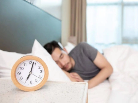 大家被“8小时睡眠论”欺骗了？60岁后，最佳的睡眠时间是多少？（60岁以上老人正常睡眠时间）